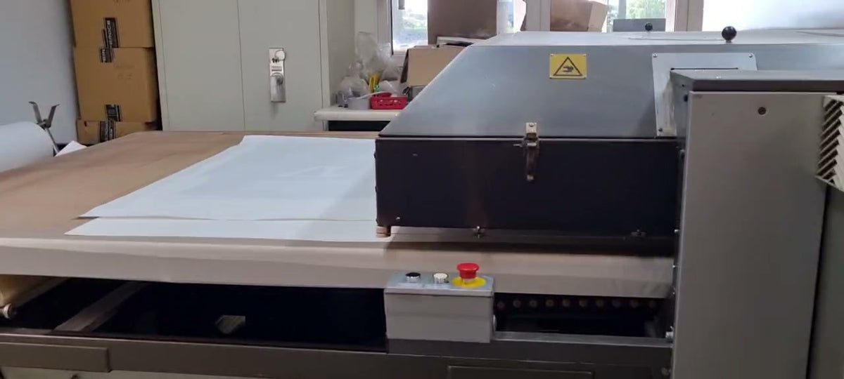 Echte Produktion bei SR:Teamsports – Fixierpresse für den Sublimationsdruck