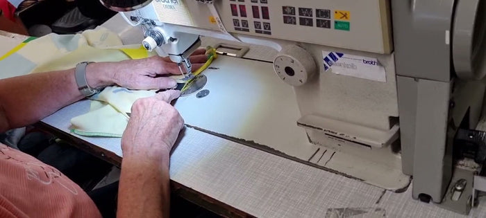 Echte Produktion bei SR:Teamsports – Näherin näht ein individuelles Trikot an der Industrienähmaschine